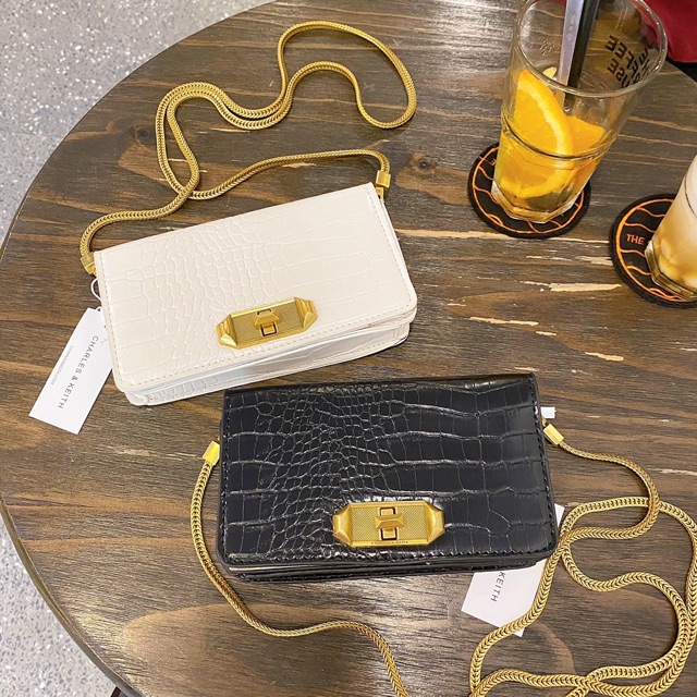 Túi đeo chéo nữ dây xích vàng SAKA DC145