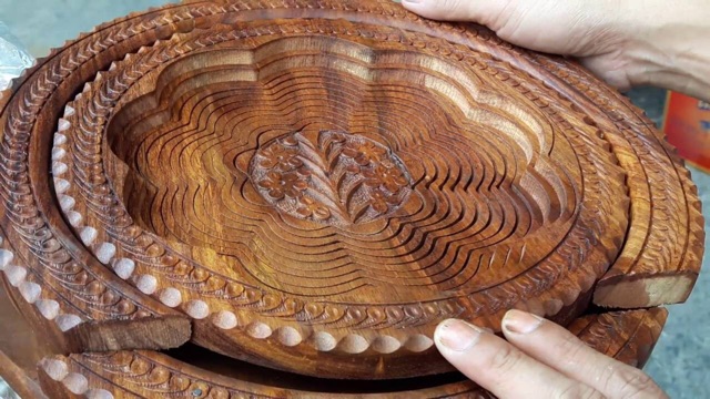 Giỏ gỗ xếp thần kỳ đựng bánh mứt, hoa quả sang trọng, độc lạ, khi xếp lại gọn gàng như tấm thớt tròn