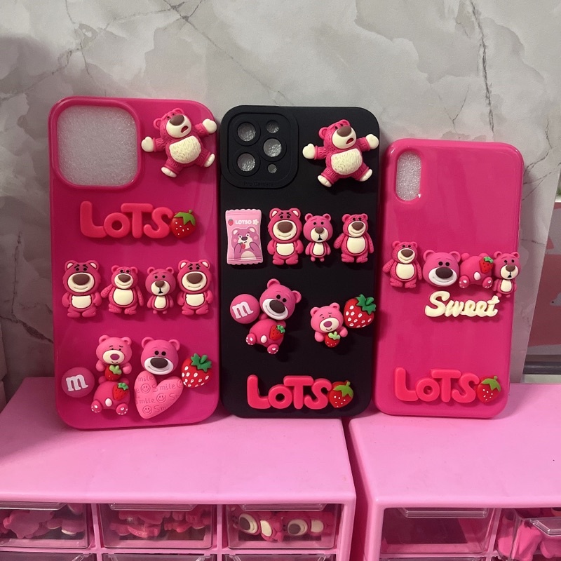 Charm gấu dâu lotso dùng để trang trí lên điện thoại, đồ lưu niệm, bình nước, dép cross,..