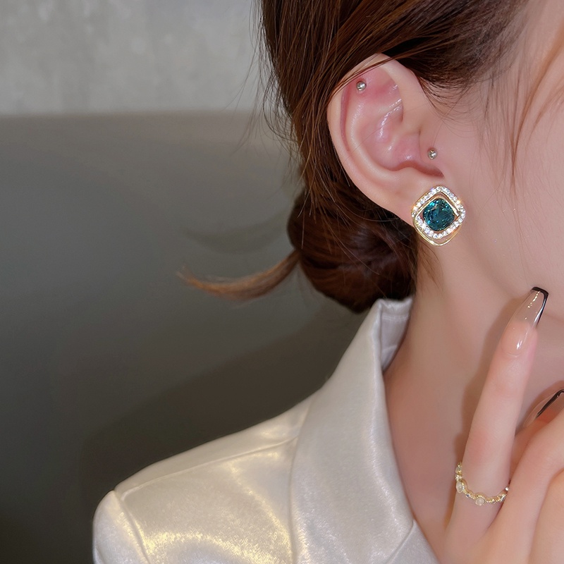 Khuyên Tai Đính Đá Pha Lê Xanh Dương Độc Đáo Phong Cách Hàn Quốc