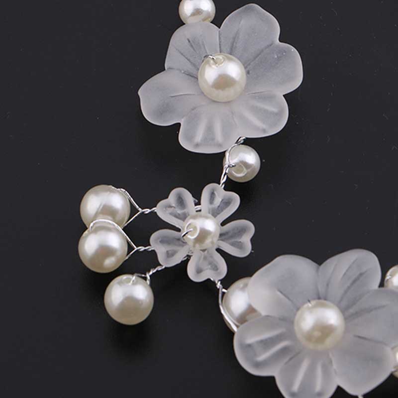 Cài tóc đính hạt ngọc trai cho cô dâu