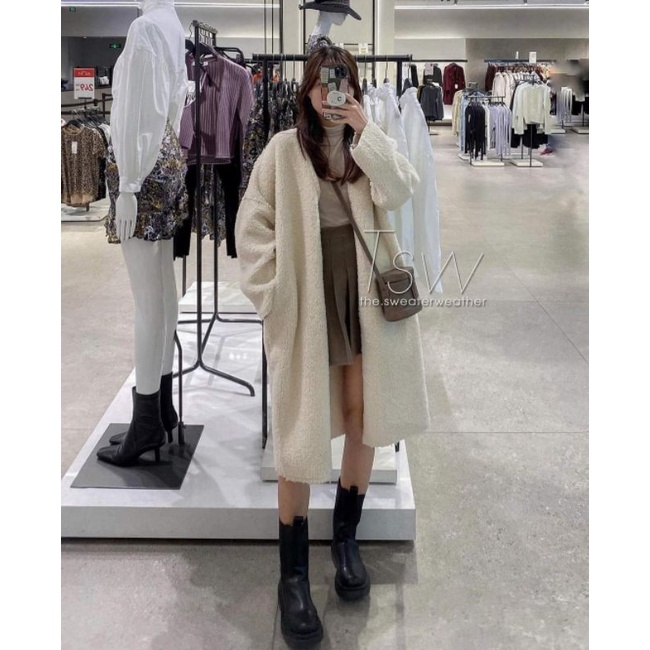 Áo cadigan lông có túi xịn sò luôn là lựa chọn thông mình của những cô nàng bánh bèo bởi sự tiện lợi trong phối đồ