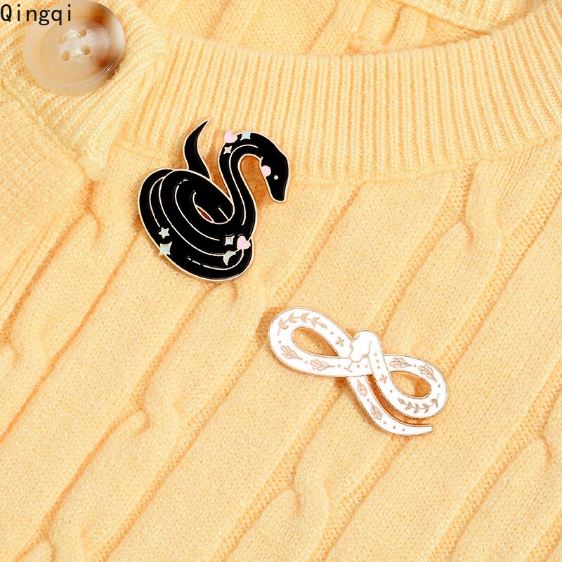 Ghim cài áo MISS ZOE hình rắn màu trắng/ đen phong cách gothic