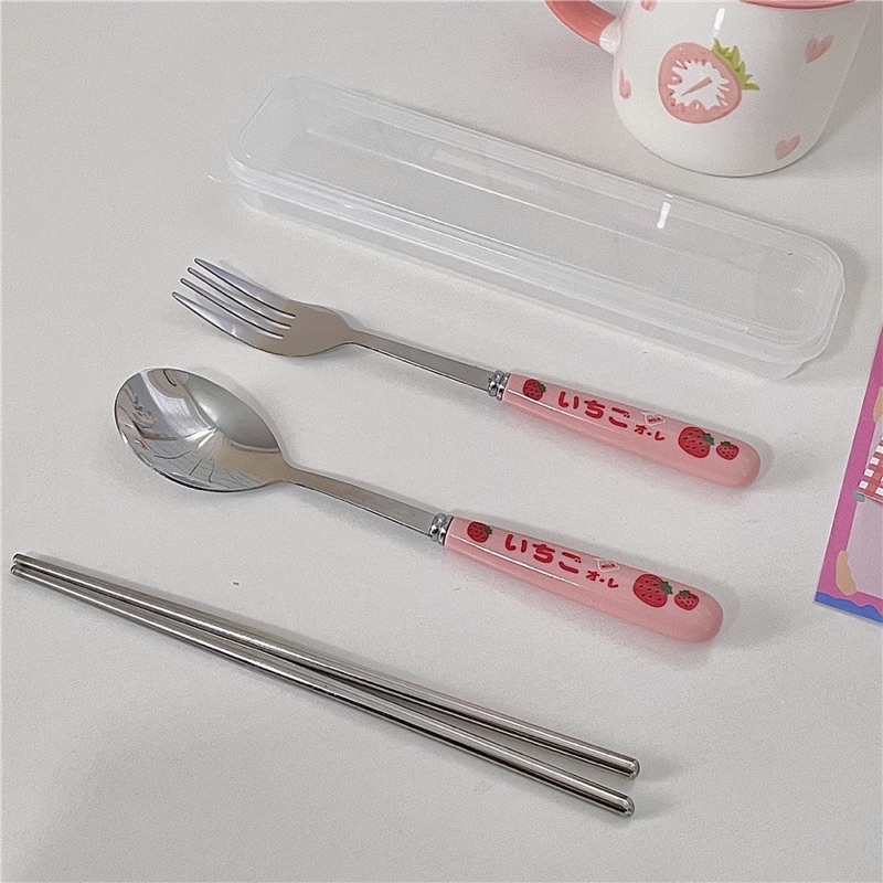 Set Thìa nĩa đũa cá nhân cơm trưa văn phòng chất liệu inox hoạ tiết dâu tây đáng yêu