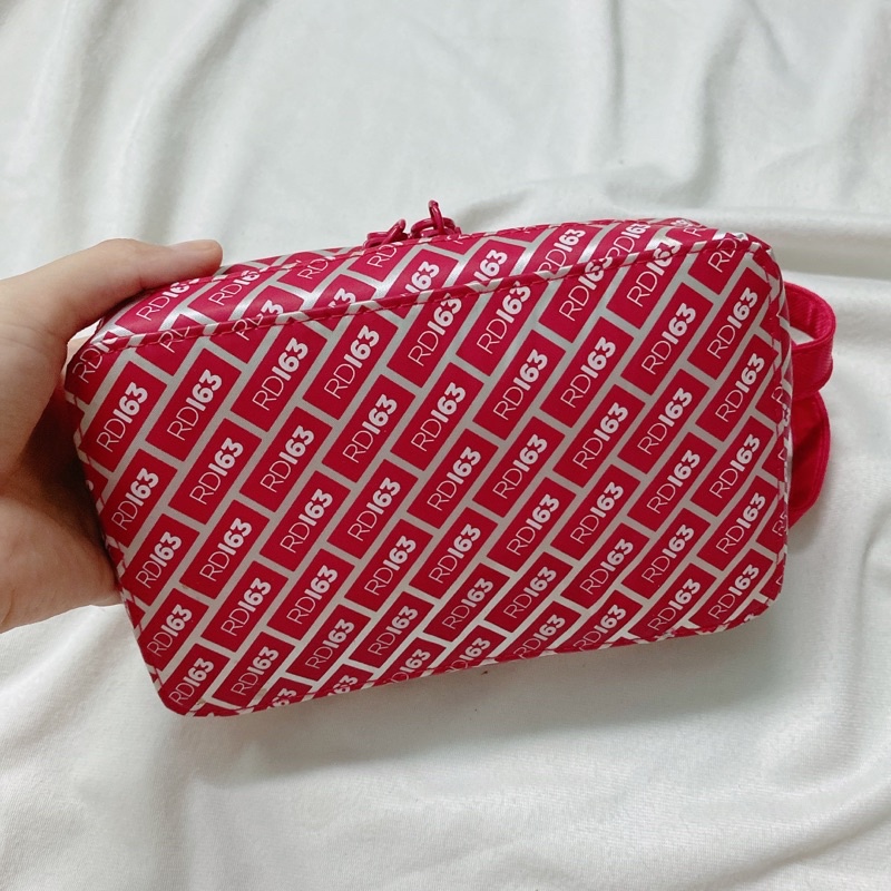 Túi Shu uemura chính hãng đeo bụng hoặc đeo chéo đều được.