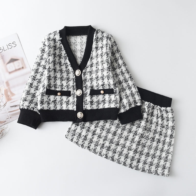 Set trang phục BEAR LEADER AH1089 gồm áo sweater và chân váy họa tiết kẻ sọc thời trang xuân thu dành cho bé gái 2022