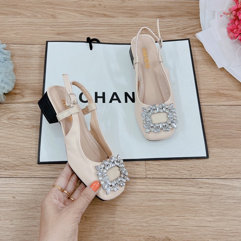 SANDAL KHUY XC 3P-Sandal bít mũi gắn khoá vuông xả kho màu kem 69k