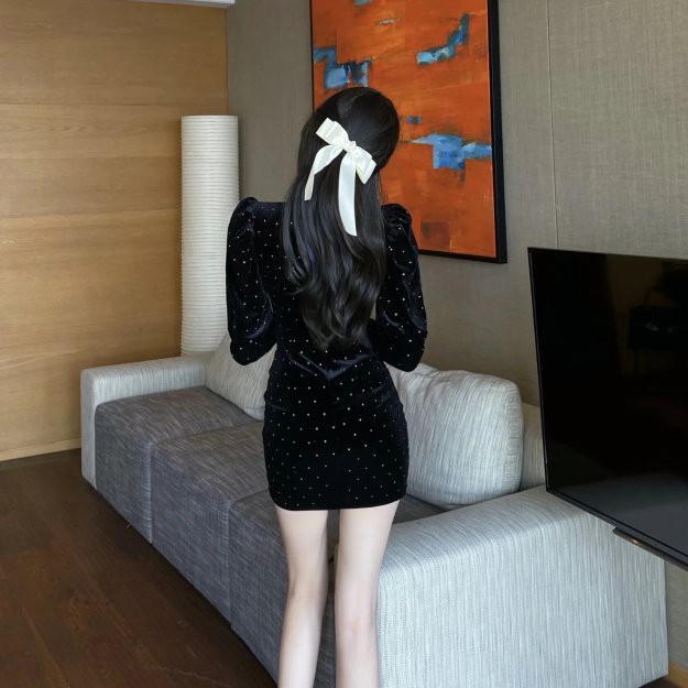 VÁY NHUNG ĐỎ VẠT CỔ NGỌC (V0984)
