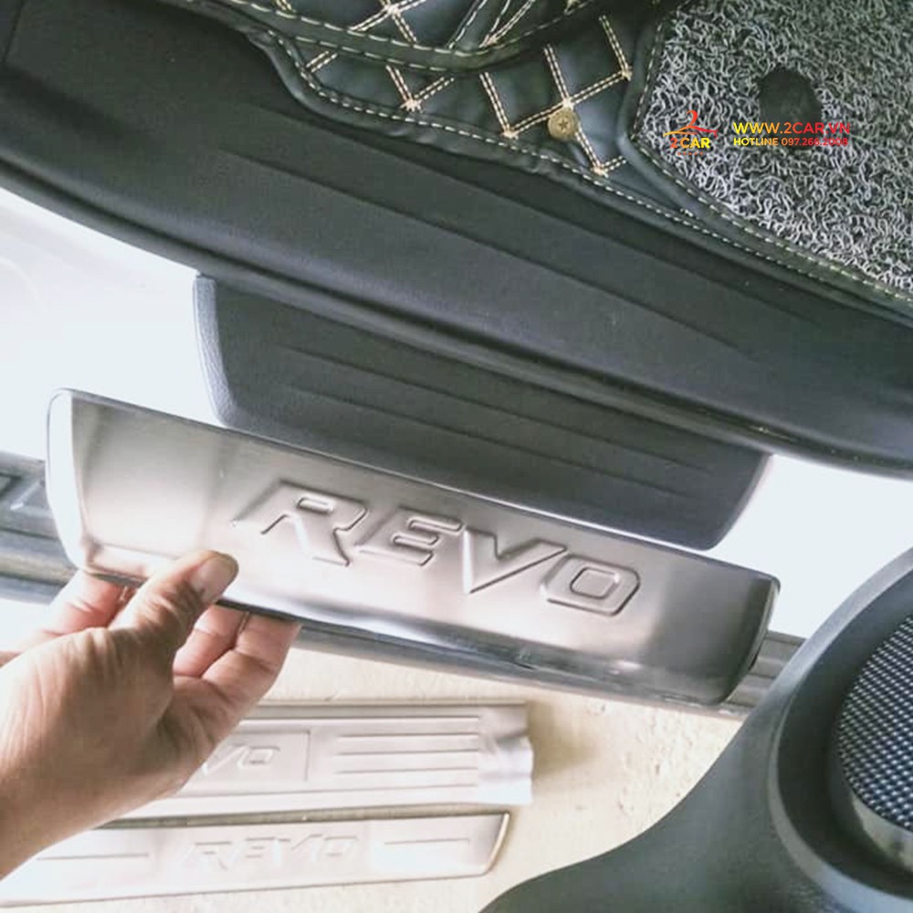 Bộ Ốp Bậc Cửa, Nẹp Bước Chân Trong Ngoài Xe HILUX REVO 2018-2019 , chất liệu Inox