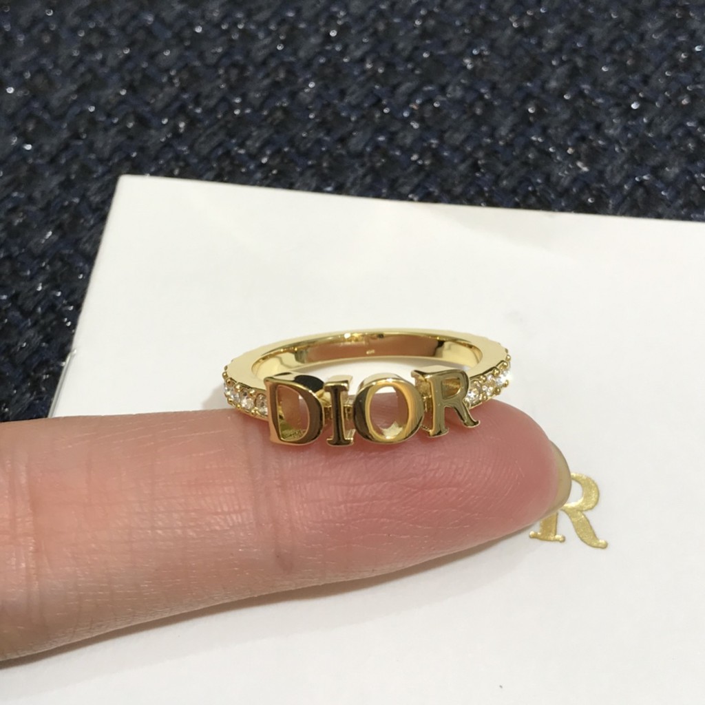 Nhẫn  đính đá pha lê khắc chữ đơn giản phong cách retro