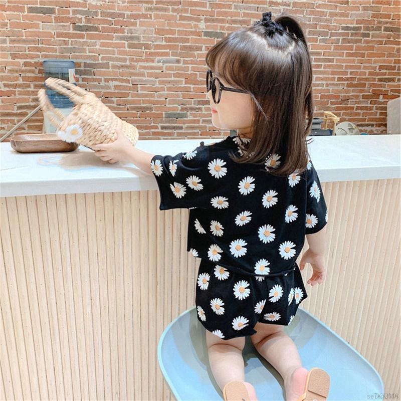 Bộ áo thun tay ngắn in hoa cúc và quần đùi cho bé gái