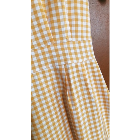 Đầm caro cổ vuông