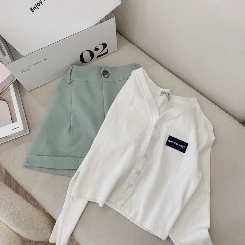 Set áo thun trắng cổ V tay dài gài nút thêu logo , quần short xanh gấp line