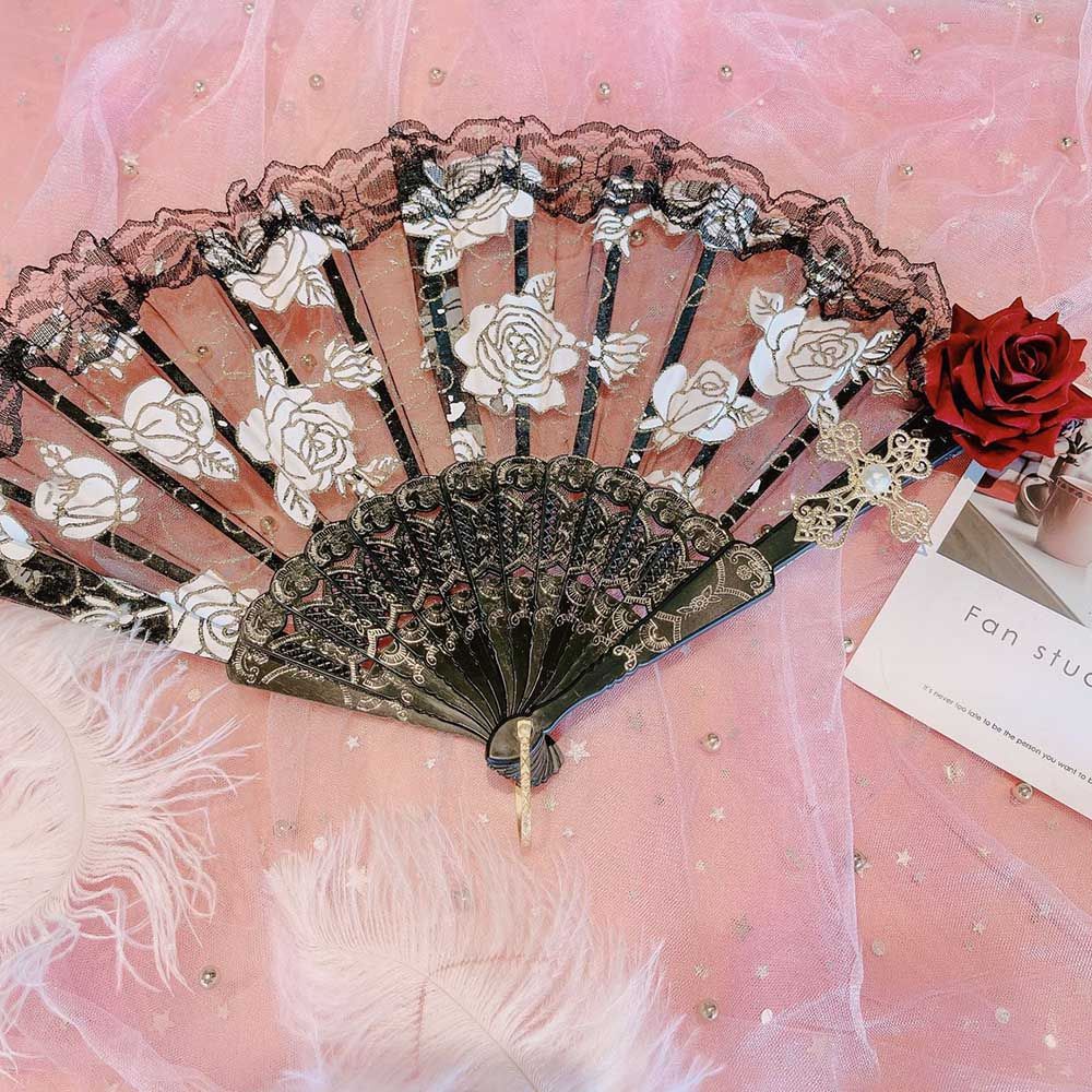 Quạt lông phong cách Vintage dùng trang trí chụp ảnh trong nhà