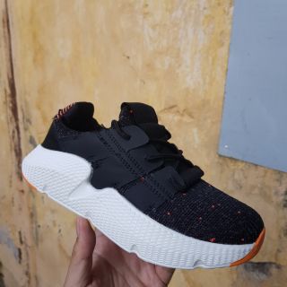 Giày thể thao Prophere màu Đen chấm cam