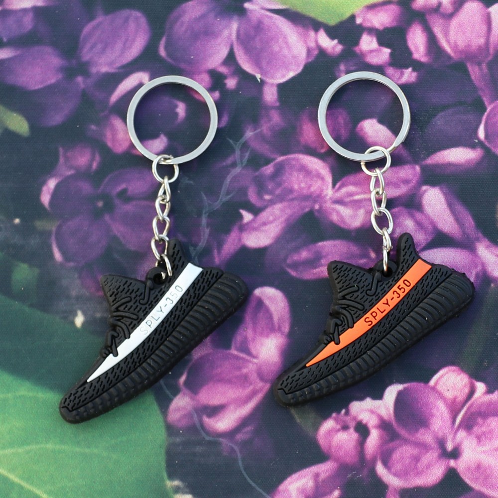 Móc khóa silicone giày yeezy 350v2 Đen đỏ