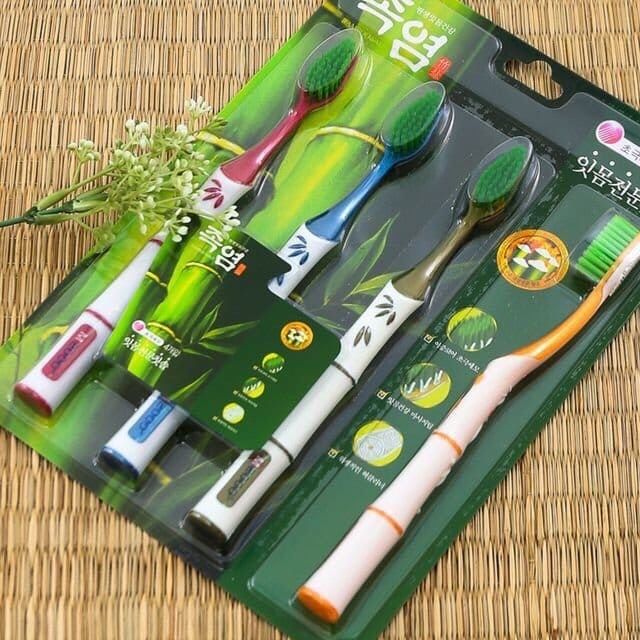 Xét 4 bàn chiếc bàn chải tre của hàn quốc