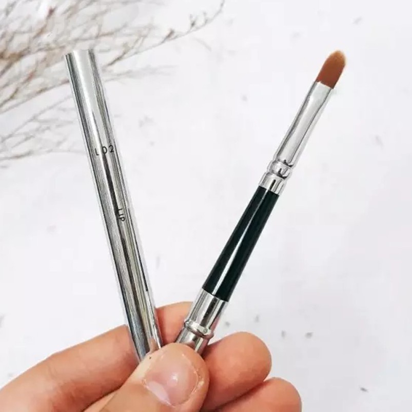 Cọ môi lông dài chuyên nghiệp Vacosi‎ L01 vàng, đen /L02 trắng có nắp đậy/ L10 đầu tròn- VACOSI LIP PRO BRUSH