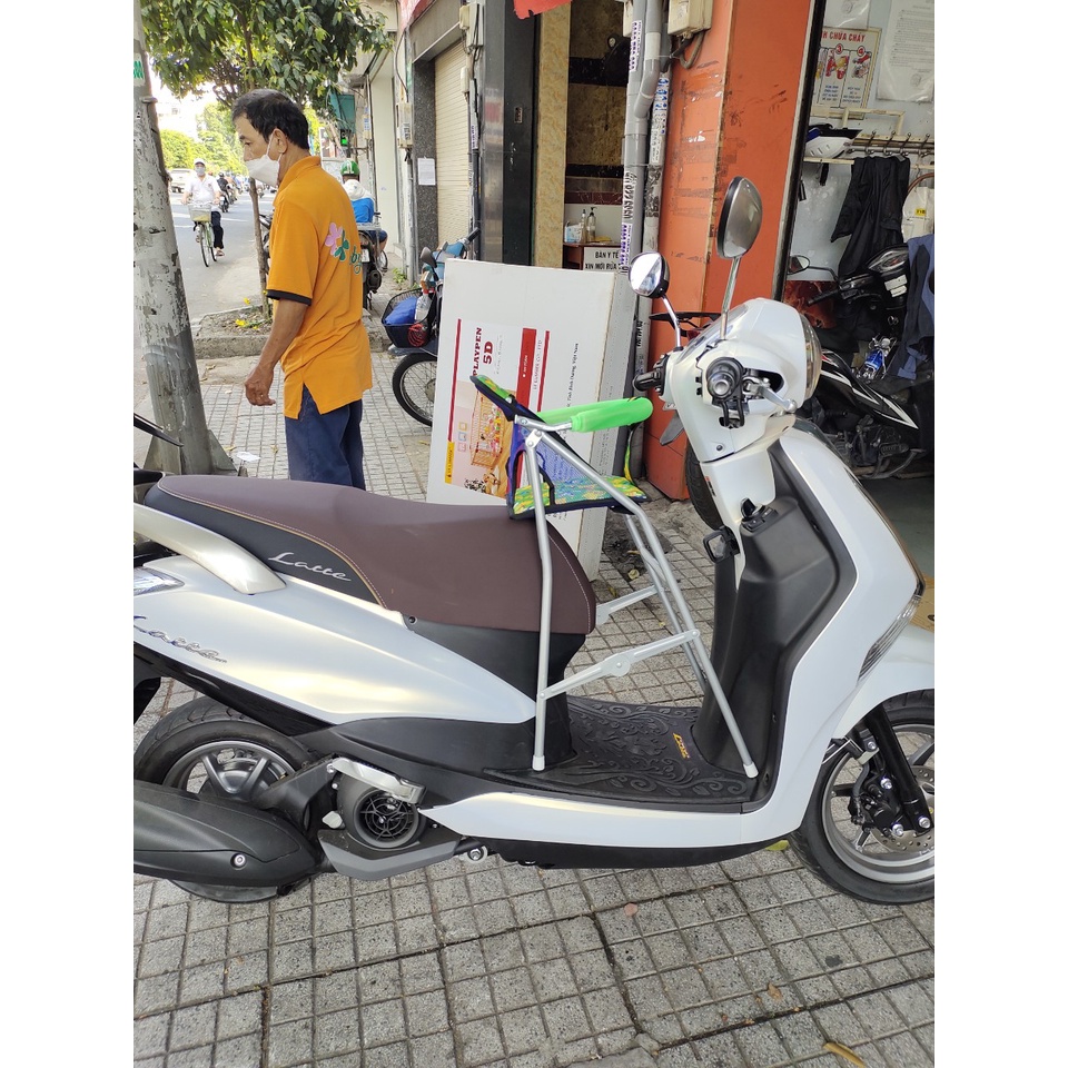 Ghế ngồi xe Latte cho bé có vòng bảo hiểm