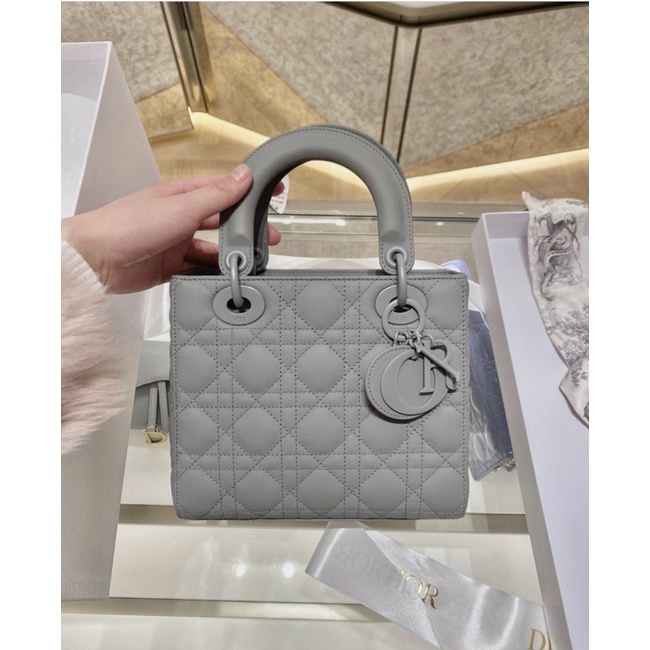 ❌LADY DIOR 4 Ô FULLBOX 👉🏻kích thước: 20x17cm 👉🏻quai da bản to gắn logo hãng