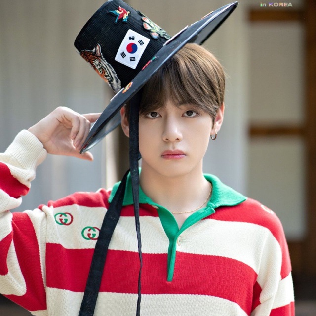 ẢNH THẬT ÁO LEN PHỐI KẺ NGANG ĐỎ V TAEHYUNG BTS SUMMER PACKAGE 2019