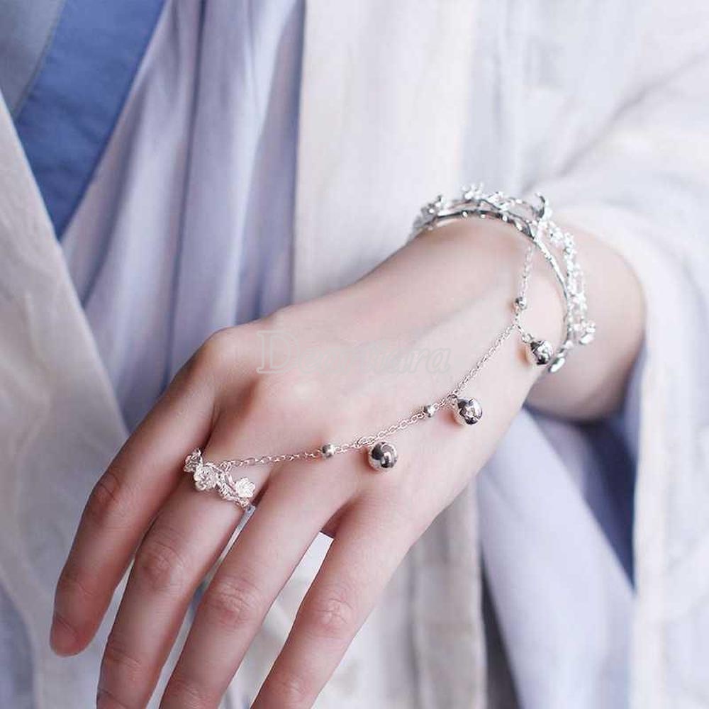 Vòng tay dạng hở gắn chuông thời trang