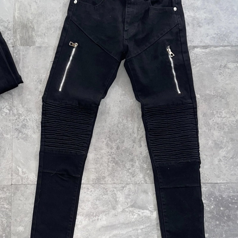 Quần Jean Đen Nam Khoá Dọc Đùi Phối Nhăn Hai Gối Dáng Slim Fit QJ145P