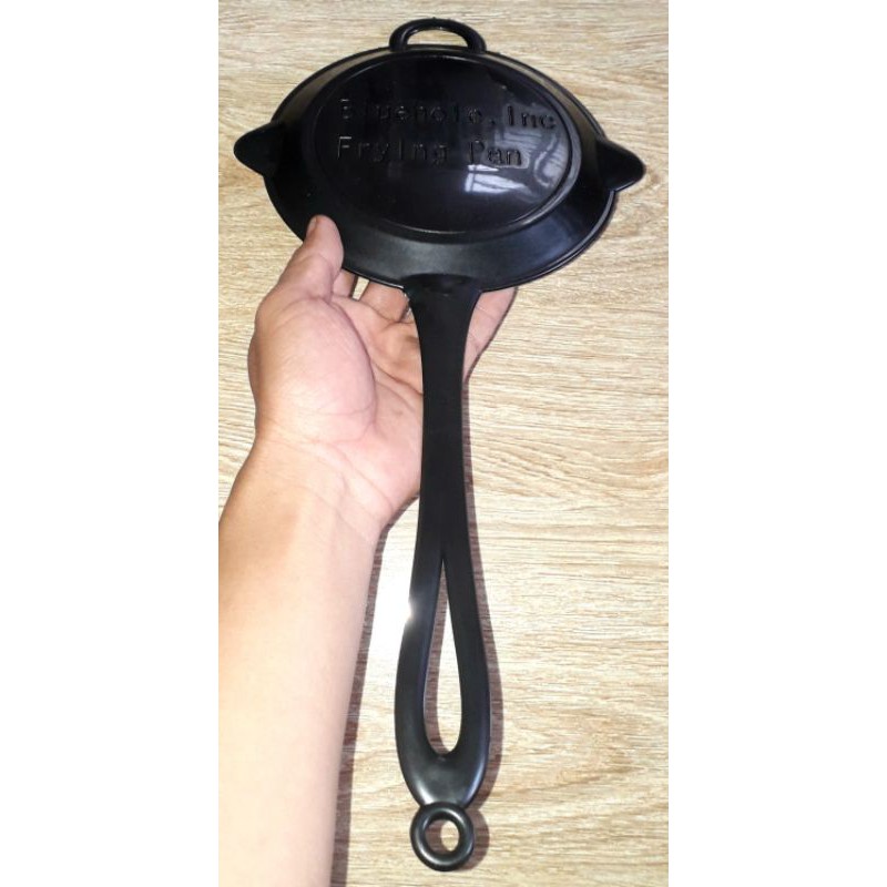 Một chiếc chảo đồ chơi mô hình bằng nhựa trong game Pubg dài 40cm