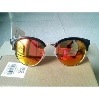 Kính chống 100% tia UV, River Island đặt tai Store nước Anh