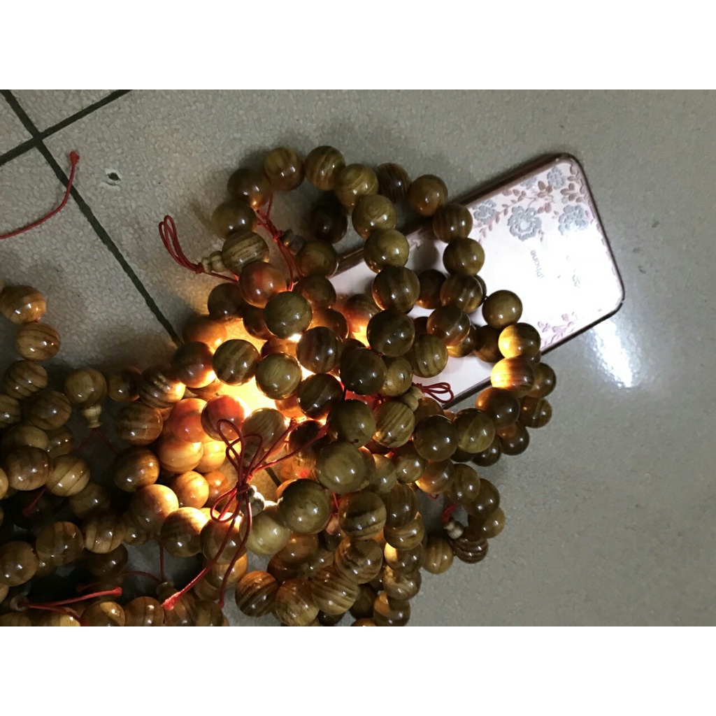 Vòng phong thủy làm từ gỗ huyết long