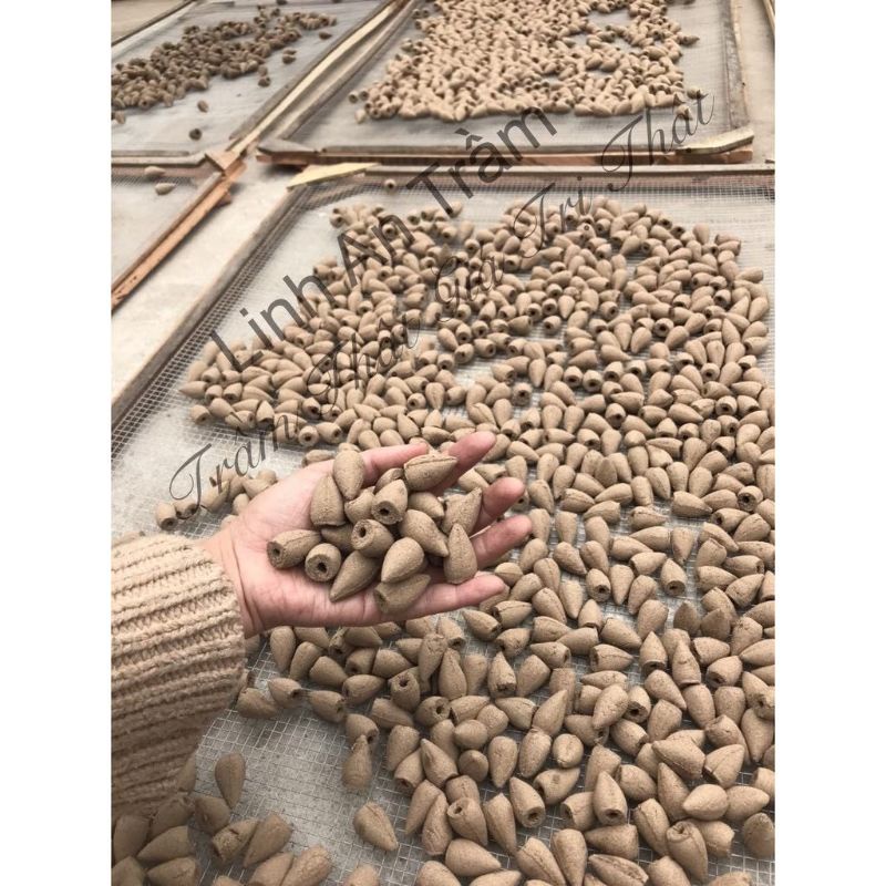 Thác Khói Trầm Hương- Phật Toạ Trên Núi-Tặng 10 nụ trầm