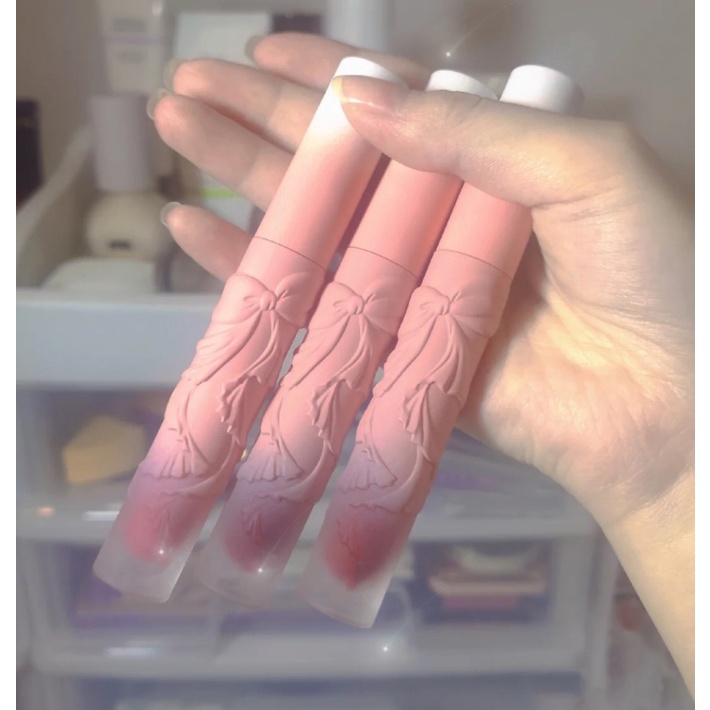 Son kem lì dưỡng ẩm thiết kế vỏ họa tiết nơ xinh xắn | BigBuy360 - bigbuy360.vn