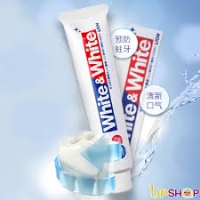 Kem đánh răng White &amp; White Lion làm trắng răng và mang lại hơi thở thơm mát 150g Nhật Bản