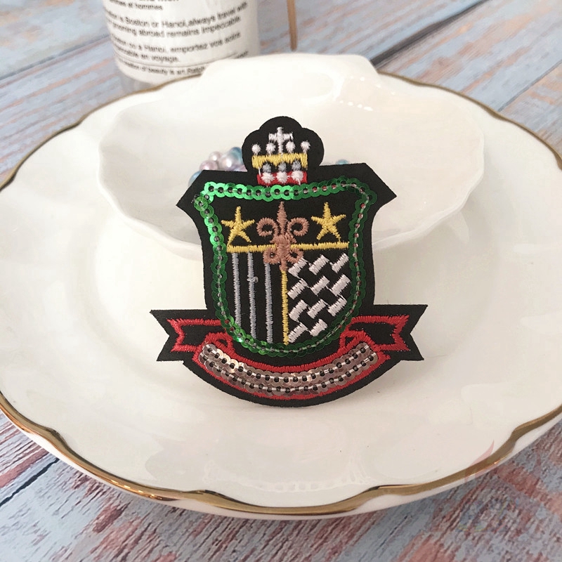 Set 1 / 4 Miếng Ủi Thêu Hình Vương Miện Đính Kim Sa Đẹp Mắt