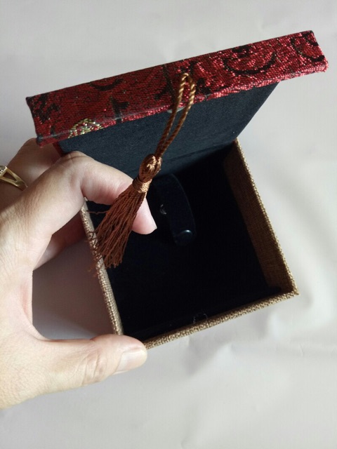 Hộp gấm gỗ đỏ thư pháp size lớn 10x7,5x4 cm tphcm