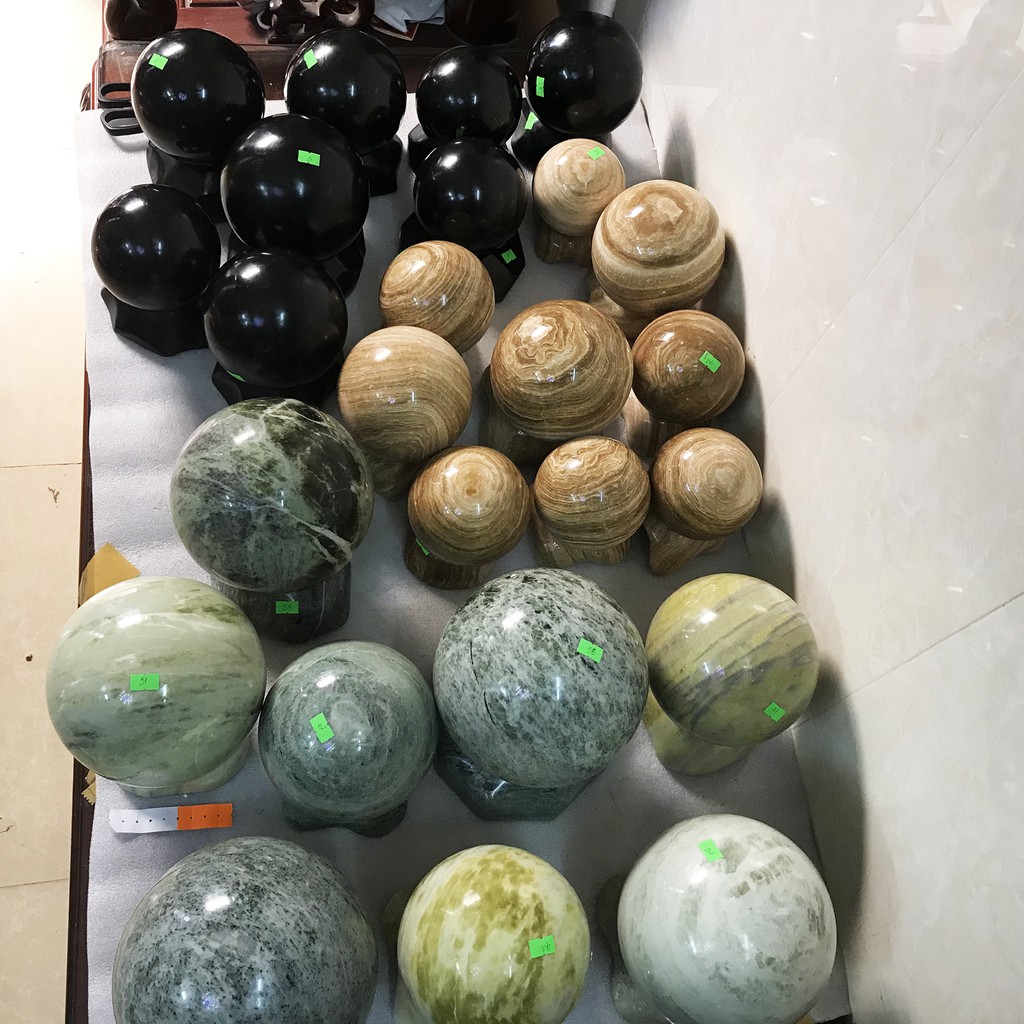 Quả cầu bi đường kính 13 cm đá tự nhiên đen bóng (đá thật) của Việt Nam cho người mạng Mộc và Thủy (nhiều size) | BigBuy360 - bigbuy360.vn