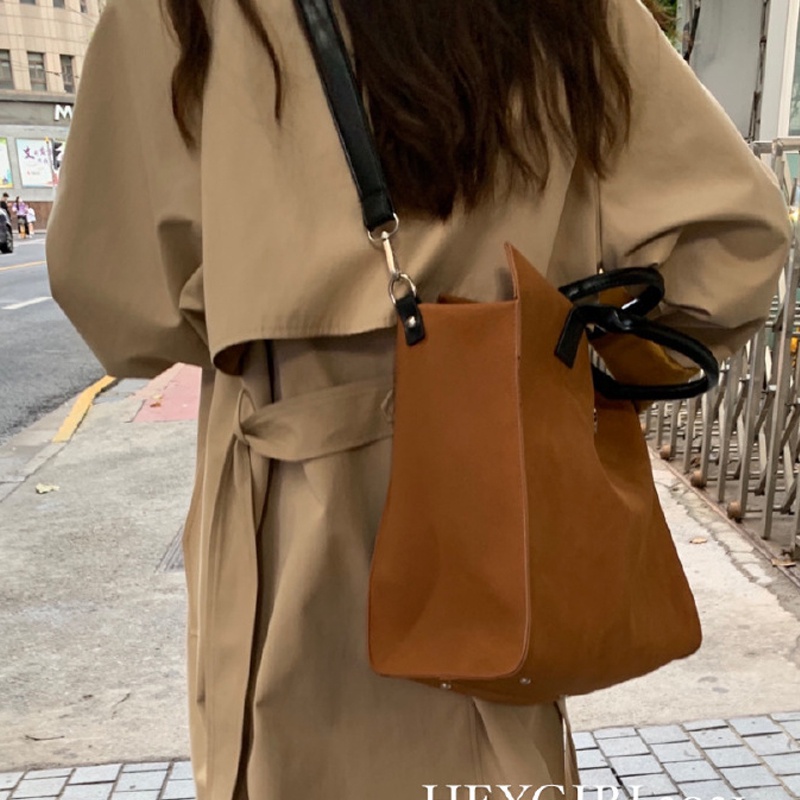 Túi Đeo Chéo Một Bên Vai Bằng Da Lộn Nhám Màu Nâu Cỡ Lớn