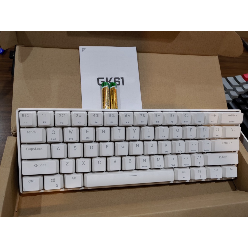 Bàn phím cơ không dây GK61 kết nối 2 chế độ blutooth và 2.4Ghz