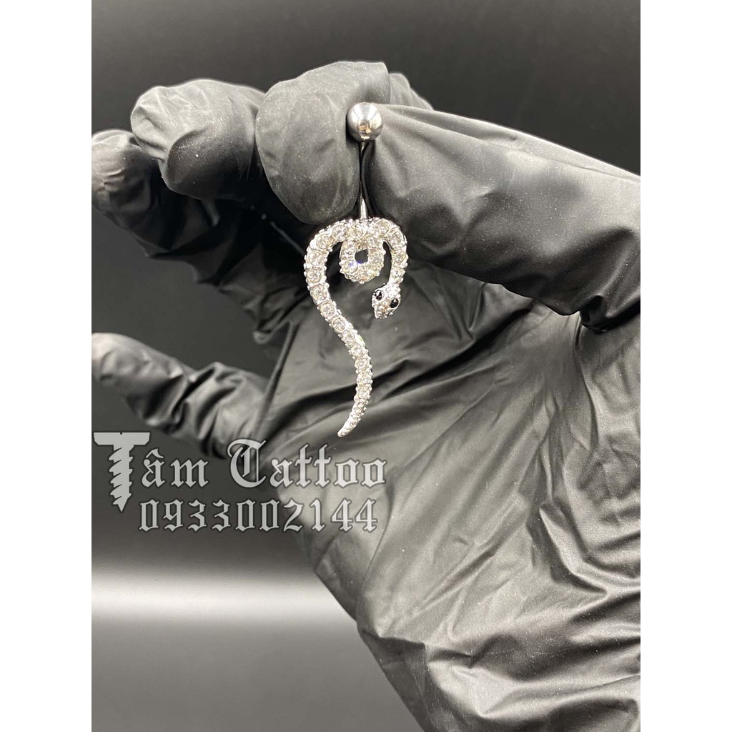 Khuyên rốn hình rắn đính đá bằng thép y tế cao cấp không rỉ.