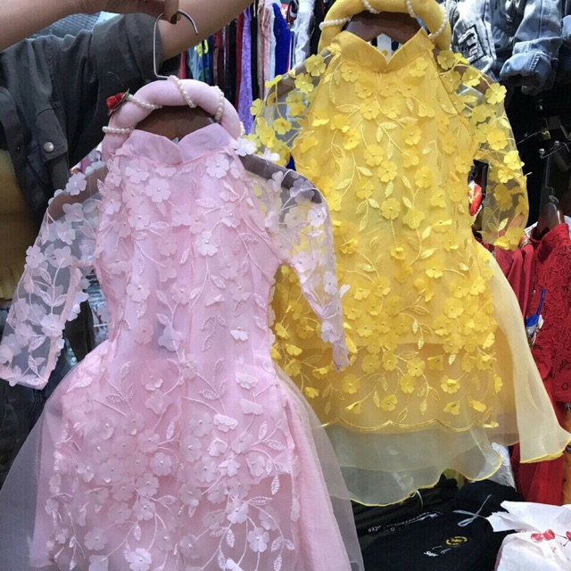 Áo dài cách tân cho bé- Ren hoa nổi ý hình