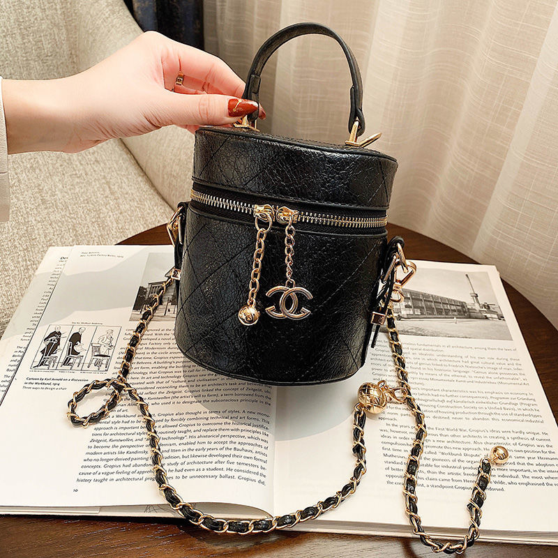 Bag Women's 2021 New Messenger Bag Versatile Leather Bucket Bag Ins Super Hot Fashion Small Chain Bag