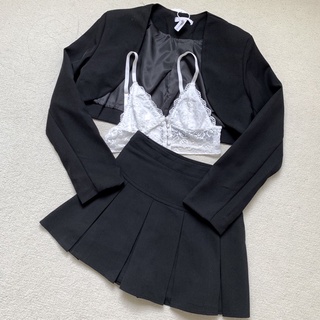 Jacket đen - váy xếp li đen - bra ren phối nút ( bán tách set)