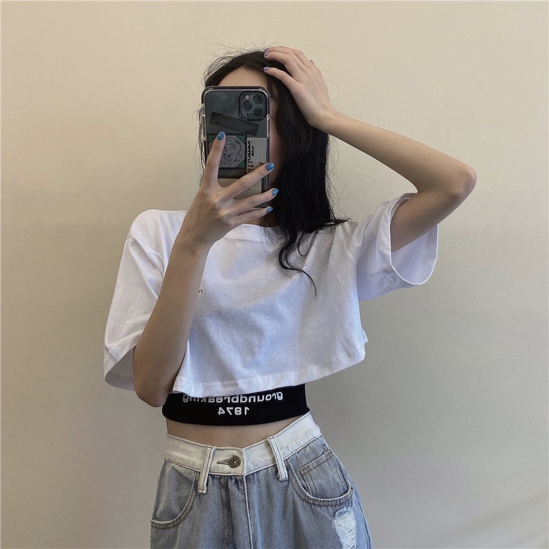 Áo thun croptop ngắn tay dáng rộng màu trắng phong cách thời trang hè năm 2022