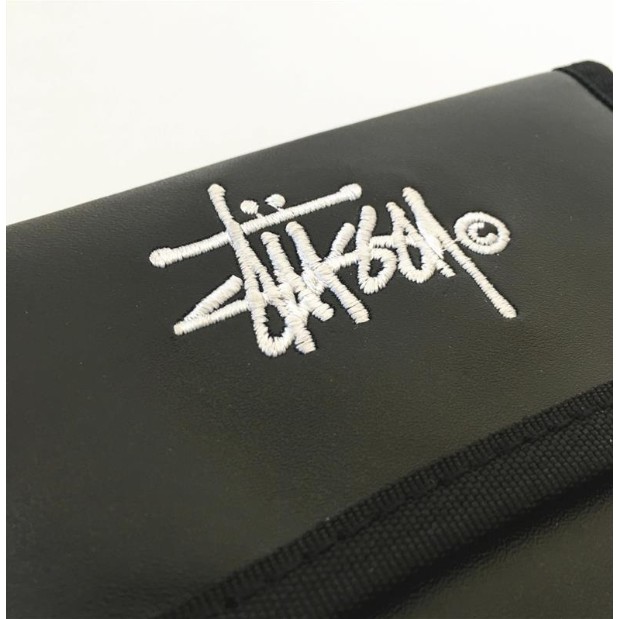 Ví ngắn thêu chữ Stussy dạng gấp dành cho cả nam và nữ