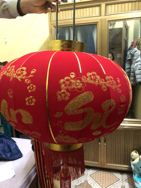 ĐÈN LỒNG 60cm chất liệu vải nhung đỏ với hoa văn, chữ trang trí 3D cựcđẹp mang lại may mắn.