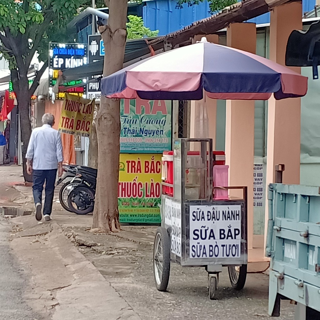 Ô DÙ CHE NẮNG 1M8 GẮN CHO XE BÁN HÀNG KHÔNG ĐẾ
