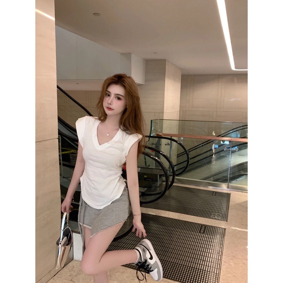 Bộ Áo Thun Không Tay Cổ Chữ V + Quần Short Thể Thao Ôm Dáng Quyến Rũ Cho Nữ | BigBuy360 - bigbuy360.vn