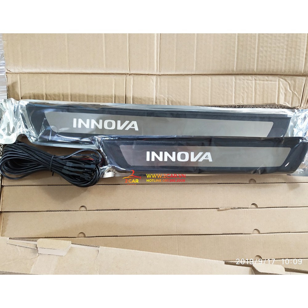 Ốp Bậc Chân Ngoài Xe Toyota INNOVA 2016-2021, chất liệu NHỰA CÓ ĐÈN