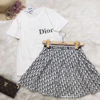 Set váy Dior hot hit ạ 😃