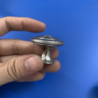 Núm tủ kèm chân ốc, vít